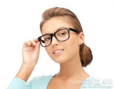 戴隱形眼鏡看電腦真的易患白內障嗎