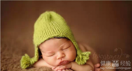 經常變換寶寶睡眠的體位可預防斜視