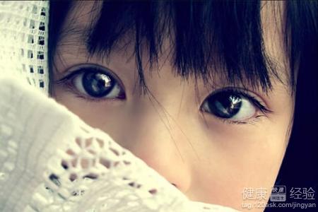 孩子眨眼睛做鬼臉可能患上過敏性結膜炎