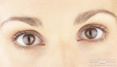 眼角有白色的東西，像結膜炎，該怎麼治療？