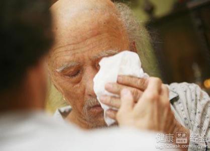 如何緩解老年人流淚問題