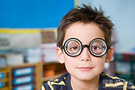 5歲男孩眼睛弱視和畏光問題