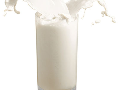 經常大量喝牛奶可能會誘發白內障