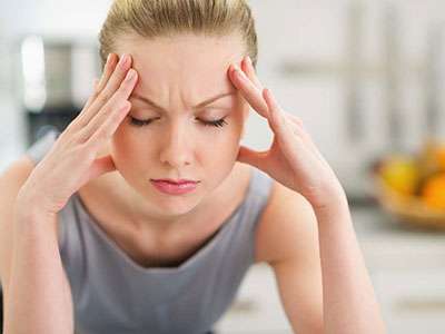 玩手機頭痛是怎麼回事？跟視疲勞有關