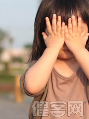 小孩經常揉眼睛會引起沙眼嗎？
