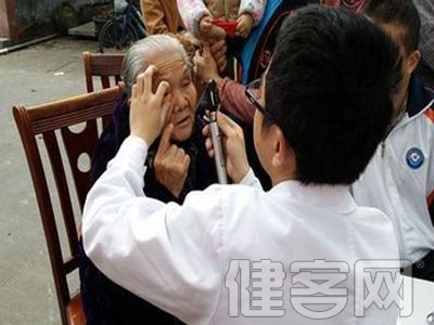 老人頭暈視力模糊警惕白內障