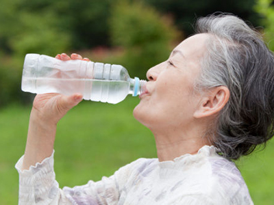 老年人多喝水真的能夠預防白內障嗎？