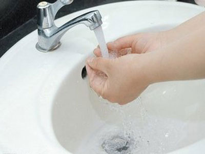利用流動水洗臉洗手預防紅眼病