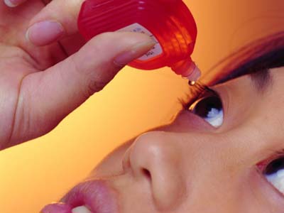 亂用眼藥水會導致眼睑下垂和角膜炎