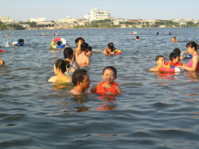 游泳消暑 當心孩子染上紅眼病