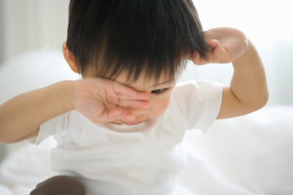 預防眼疾：孩子“瞇瞇眼”需警惕散光