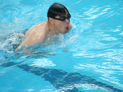 游泳時戴泳鏡防結膜炎