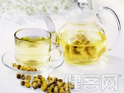 電腦族眼干巴巴　喝枸杞菊花茶護眼