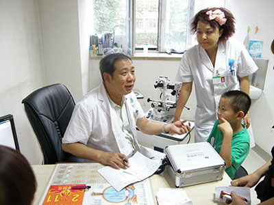 專家解釋手術治療先天性白內障