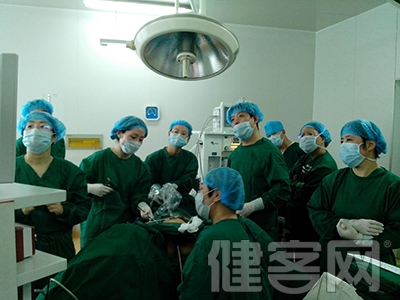 老花眼矯正手術應該怎麼做