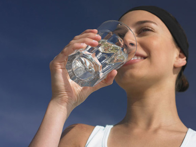 青光眼病人喝水多好還是喝水少好？