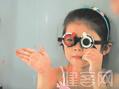 孩子“斗雞眼”可能是因鼻梁未發育完全