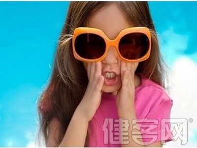 警惕：兒童常戴太陽鏡或易患弱視