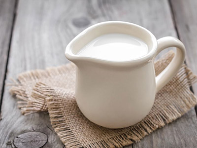 長期喝牛奶或誘發白內障 白內障飲食注意