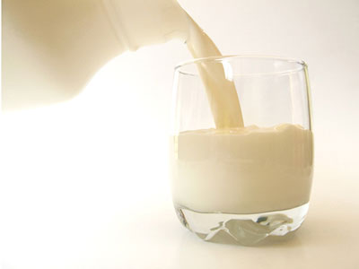 長期喝牛奶易患白內障 這是真的嗎