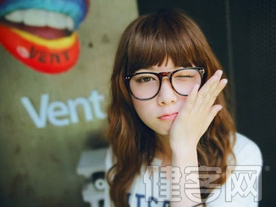 紅綠<a name='InnerLinkKeyWord' href='http://www.jianke.com/ykpd/ykjb/sm/' _fcksavedurl='http://www.jianke.com/ykpd/ykjb/sm/' target='_blank'>色盲</a>的治療與矯正