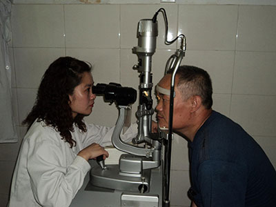 白眼球長黃斑的常見臨床症狀和檢查