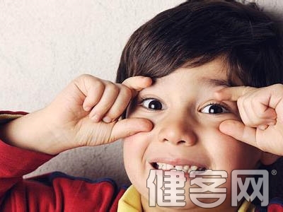 5歲男孩看東西“大一號” 眼睛散光嚴重要戴眼鏡