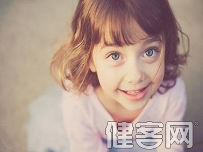 5歲男孩看東西“大一號” 眼睛散光嚴重要戴眼鏡