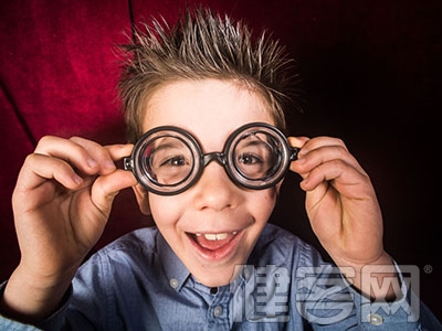 4歲散光兒童能不戴眼鏡嗎？當然！