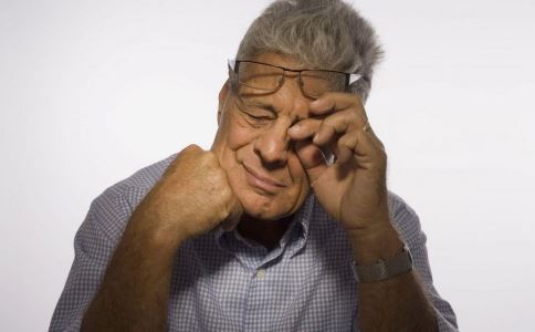 老人患上白內障的原因 老人白內障可以用哪種眼藥水 白內障用什麼眼藥水好