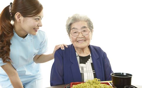 老年人白內障吃什麼 老年人眼睛白內障 老年人輕度白內障