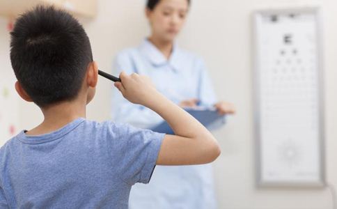 如何區分真假近視 假性近視有什麼症狀 假性近視如何矯正