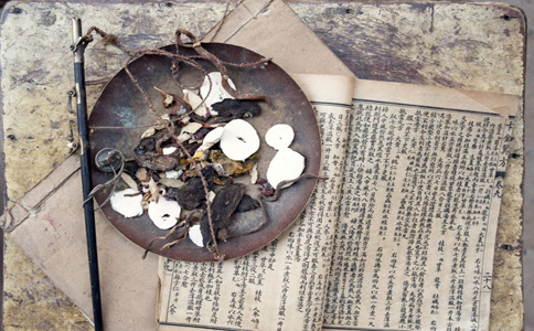 中醫治療近視眼有哪些方法 中醫如何治療近視眼 中醫治療近視眼有效嗎
