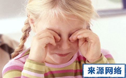 散光的症狀 寶寶經常揉眼睛 小孩老人揉眼睛