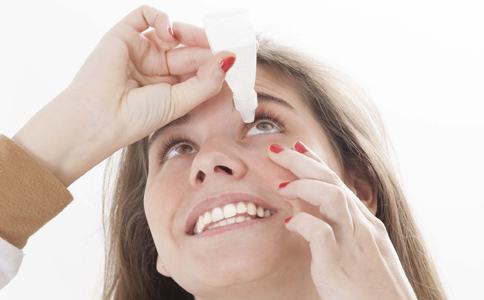 眼睛不舒服滴什麼眼藥水好 眼藥水的正確使用方法 眼藥水怎麼用比較好