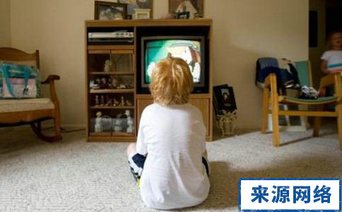 如何看電視會傷害眼睛 如何保護眼睛 吃什麼對眼睛好