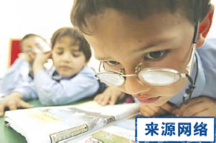 小孩如何預防近視 近視可以治愈嗎 孩子歪脖子 預防兒童弱視