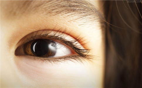 眼睛腫了是什麼原因 眼睛腫了怎麼辦 眼睛腫了怎麼快速消腫