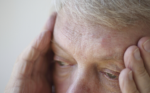 老年人干眼症的原因有哪些 引起干眼症的原因 老年人干眼症
